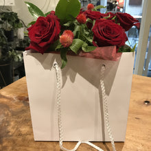Short Roses in Vase & Gift Bag