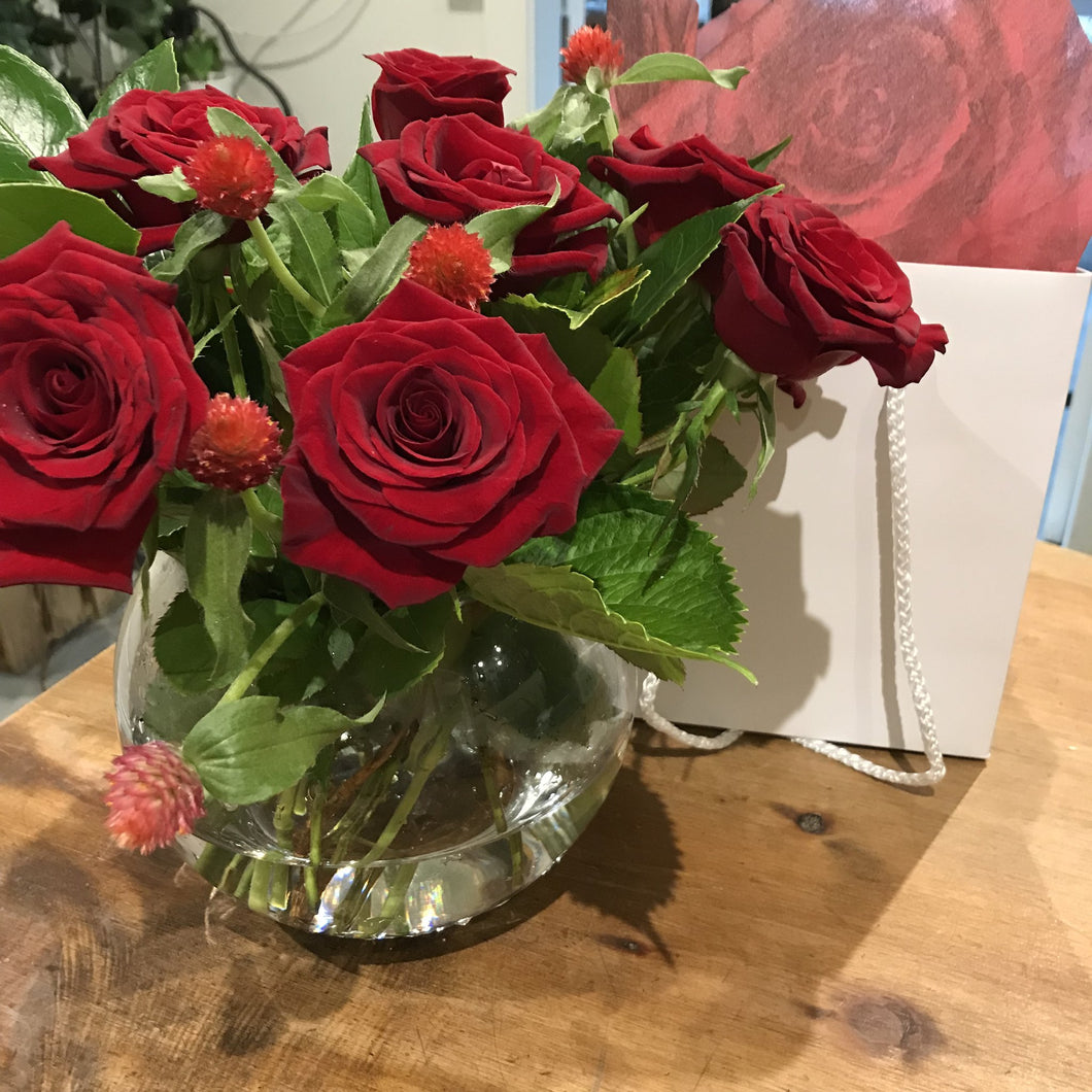 Short Roses in Vase & Gift Bag